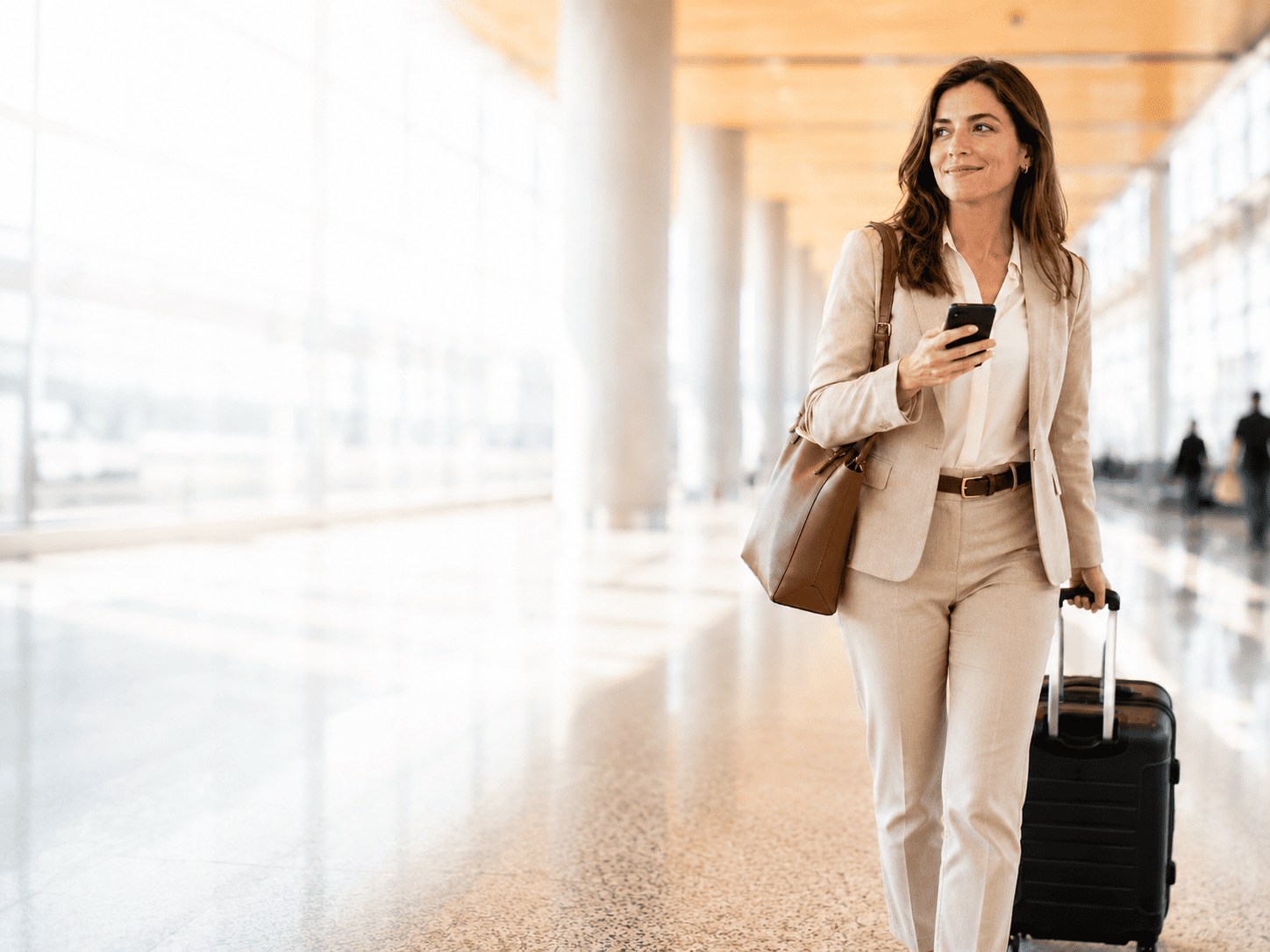 mujer con cobertura access one en aeropuerto