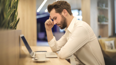 hombre con estres frente a computadora