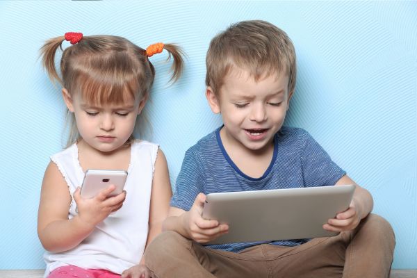 Alerta de los expertos: ¿Cuánto tiempo de pantalla es demasiado para sus hijos?