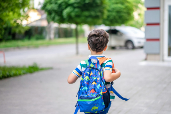 ¿Las mochilas están lastimando la espalda de tus hijos?