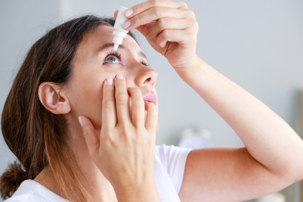 ¿Pueden las gotas para los ojos ayudar con la visión borrosa?