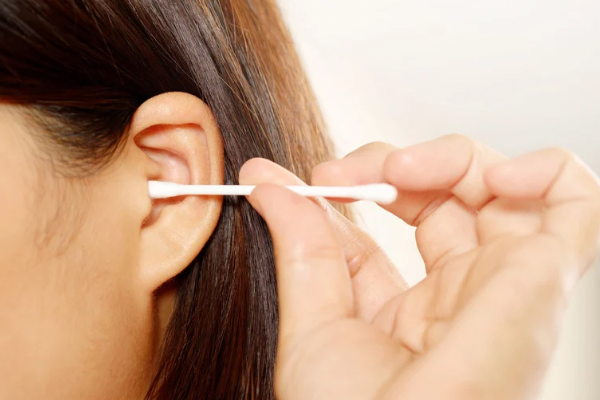 Cerumen: cómo limpiar los oídos de forma segura y qué prácticas conviene evitar