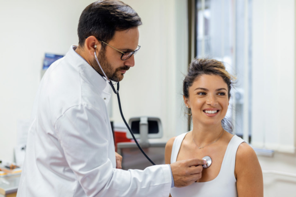 ¿Cuándo deberías consultar a un cardiólogo? Señales de que tu corazón necesita atención